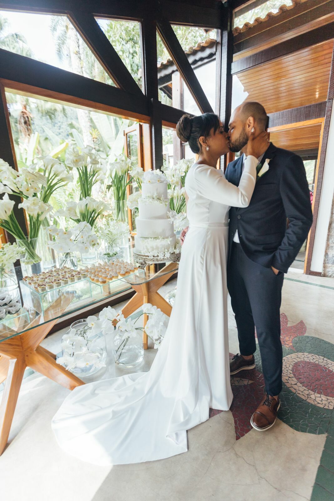 Foto Casamento Larissa e Adam - Igreja N. S. Aparecida e Restaurante Jardim Secreto - Penedo RJ - Imagem 166