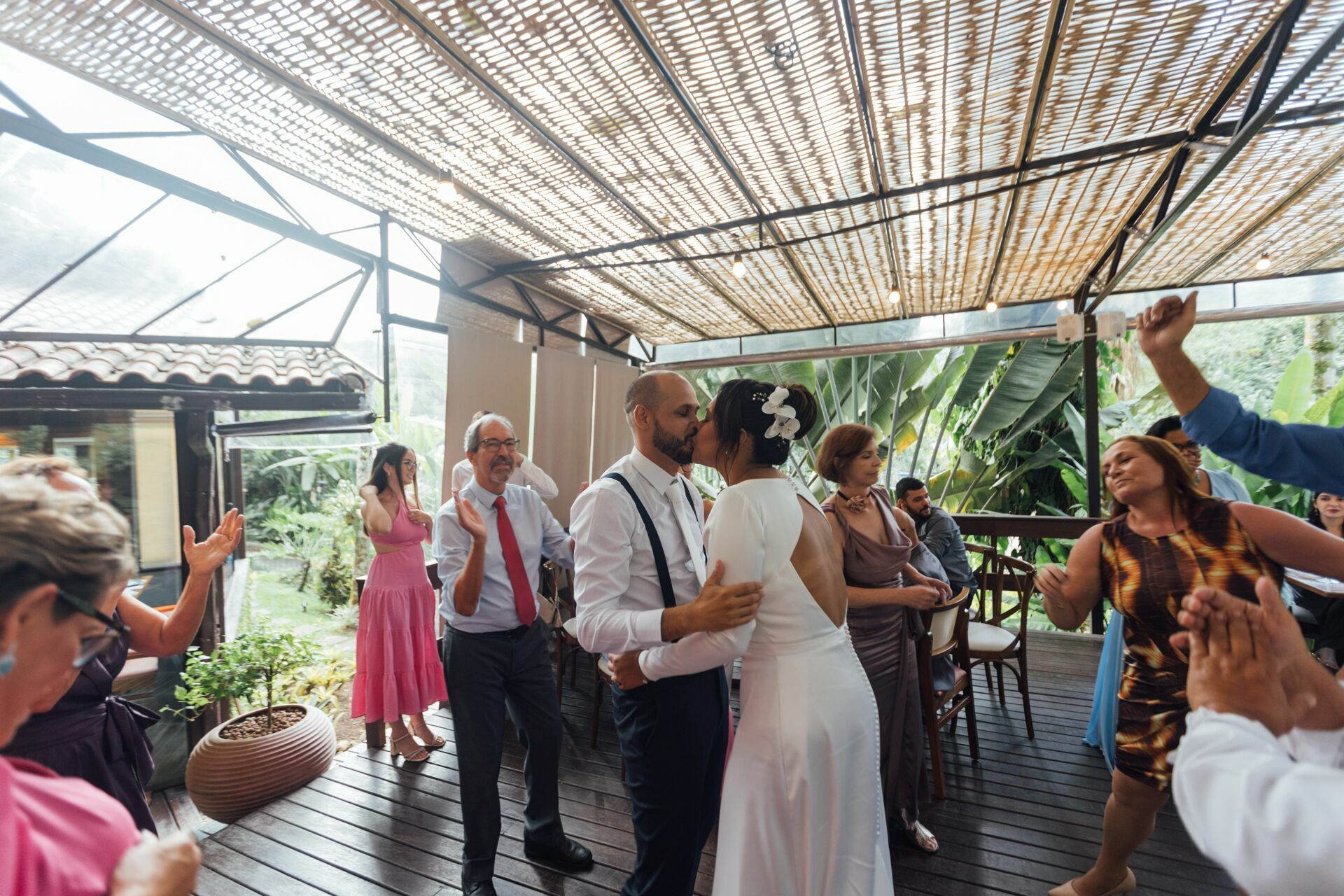 Foto Casamento Larissa e Adam - Igreja N. S. Aparecida e Restaurante Jardim Secreto - Penedo RJ - Imagem 206