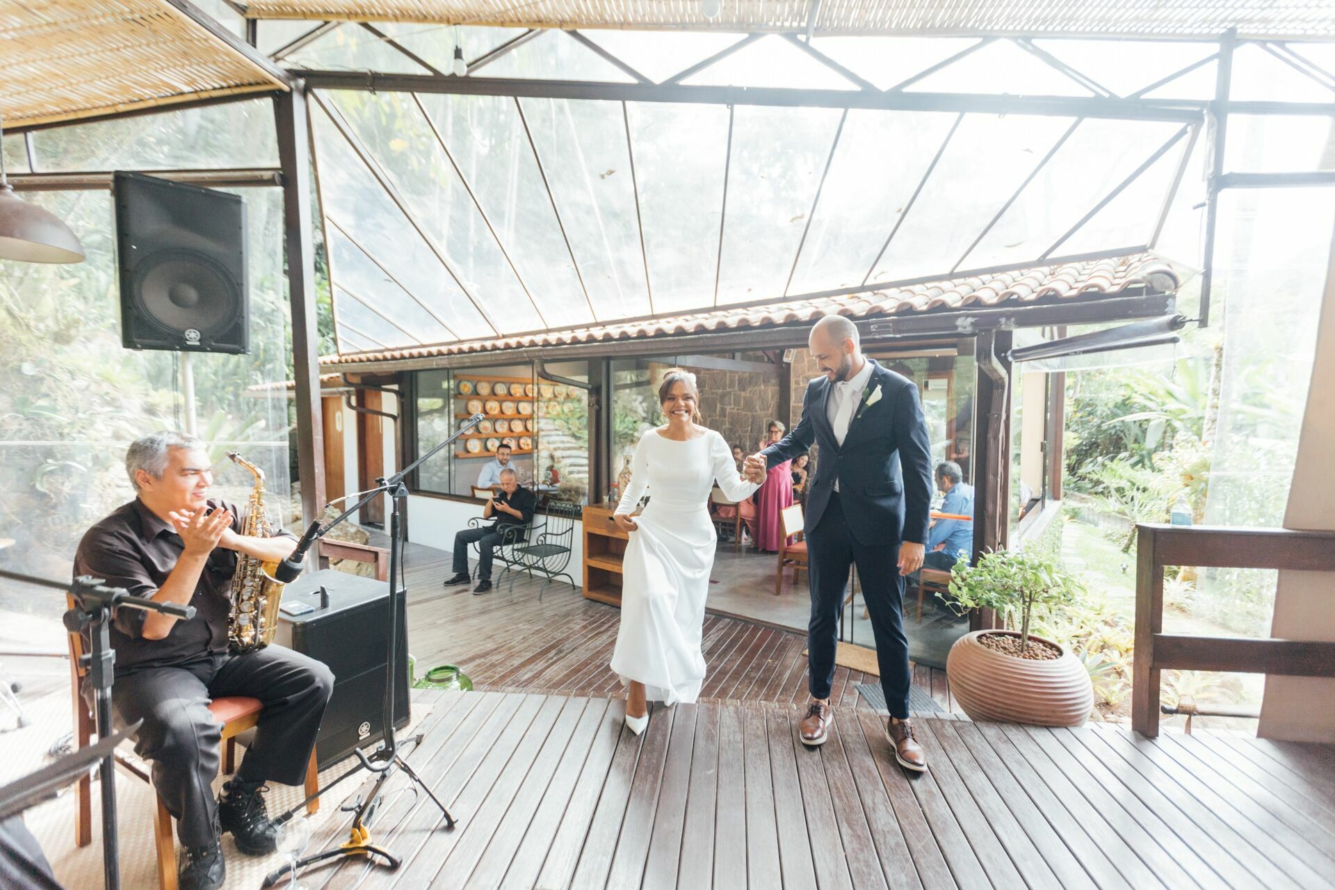 Foto Casamento Larissa e Adam - Igreja N. S. Aparecida e Restaurante Jardim Secreto - Penedo RJ - Imagem 168