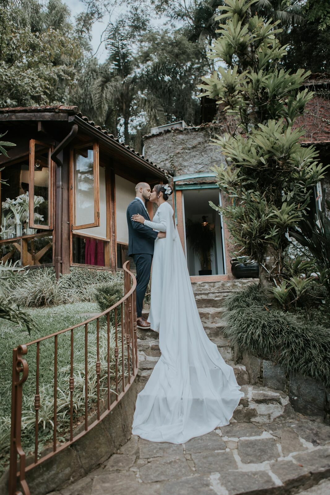 Foto Casamento Larissa e Adam - Igreja N. S. Aparecida e Restaurante Jardim Secreto - Penedo RJ - Imagem 155