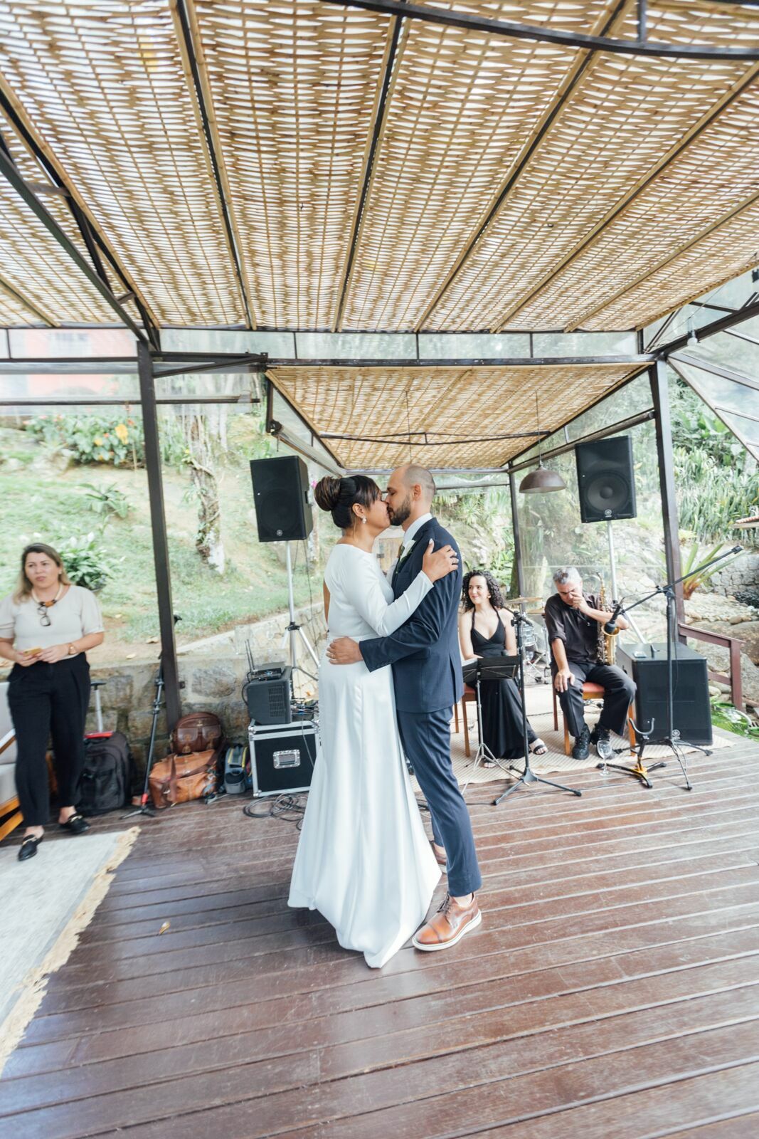 Foto Casamento Larissa e Adam - Igreja N. S. Aparecida e Restaurante Jardim Secreto - Penedo RJ - Imagem 170