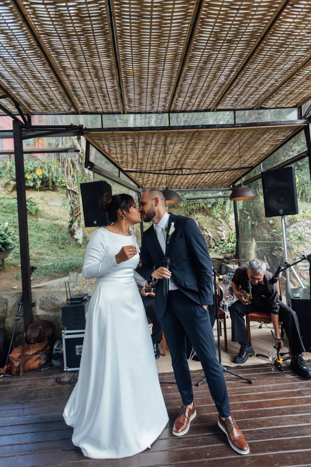 Foto Casamento Larissa e Adam - Igreja N. S. Aparecida e Restaurante Jardim Secreto - Penedo RJ - Imagem 196