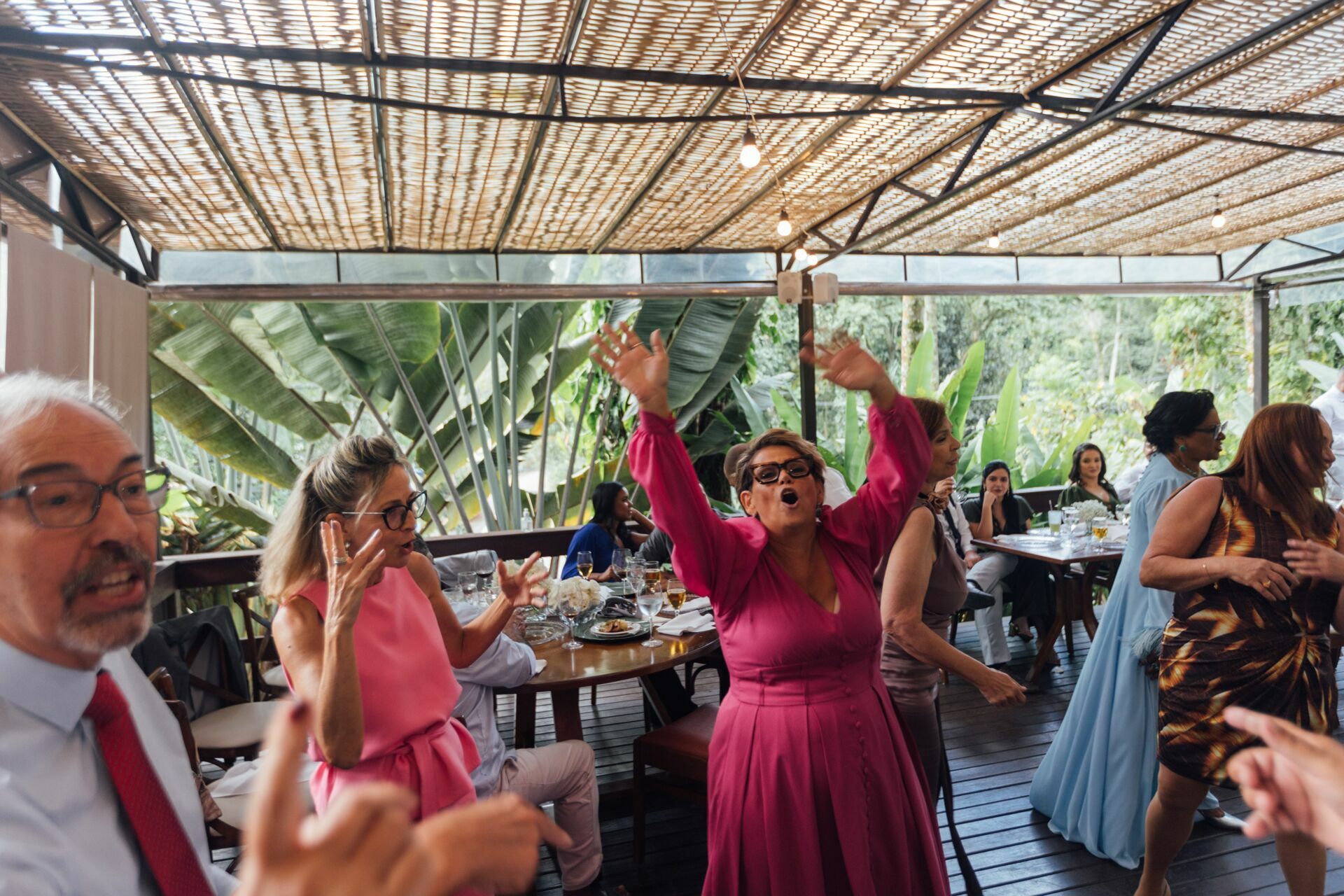 Foto Casamento Larissa e Adam - Igreja N. S. Aparecida e Restaurante Jardim Secreto - Penedo RJ - Imagem 204
