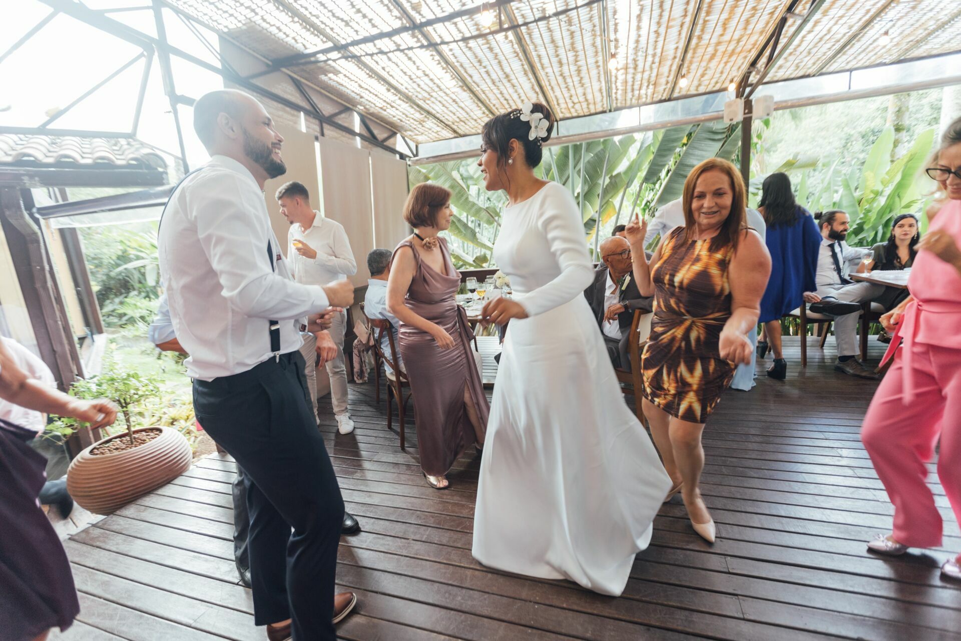 Foto Casamento Larissa e Adam - Igreja N. S. Aparecida e Restaurante Jardim Secreto - Penedo RJ - Imagem 209