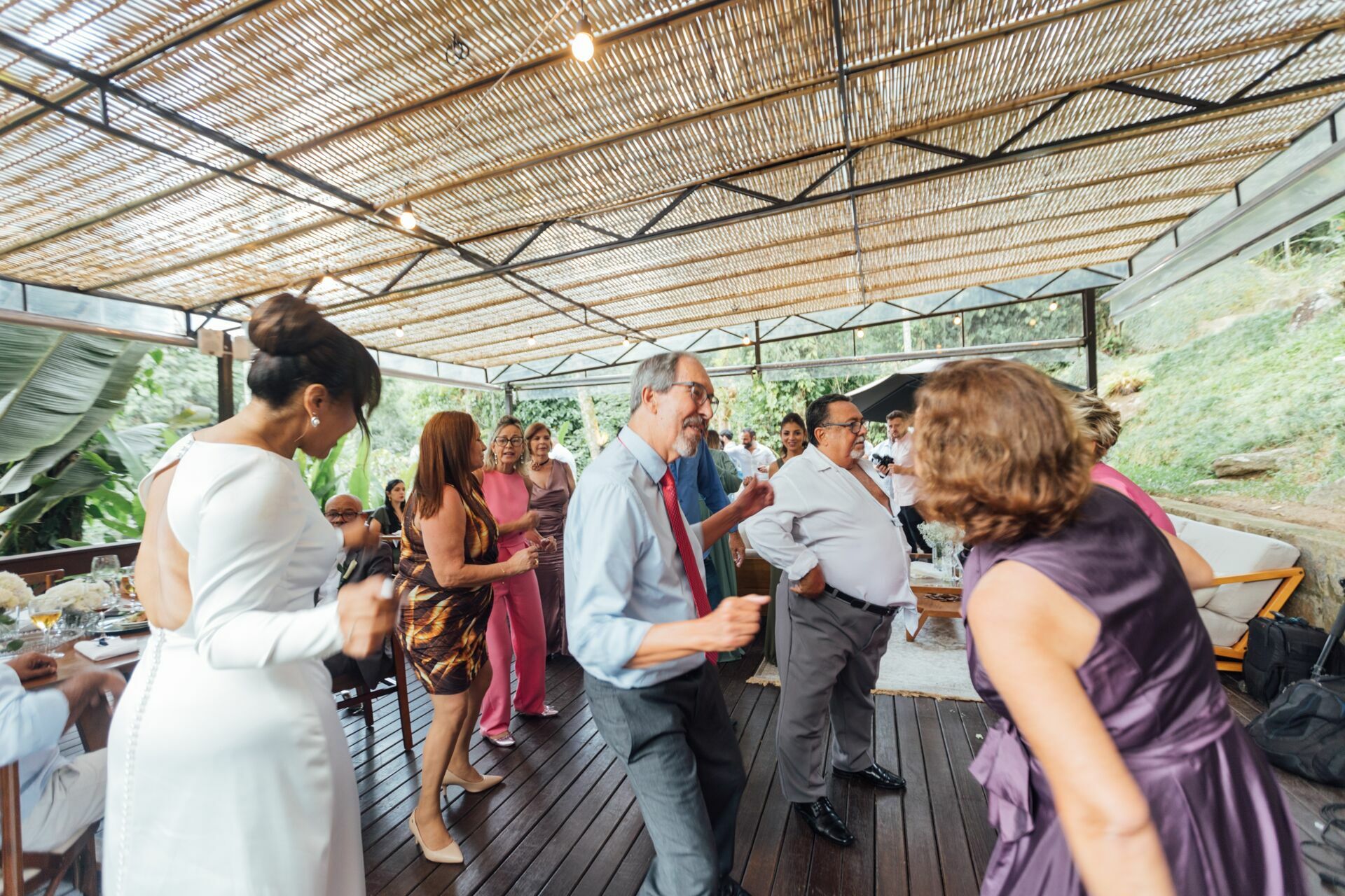 Foto Casamento Larissa e Adam - Igreja N. S. Aparecida e Restaurante Jardim Secreto - Penedo RJ - Imagem 211