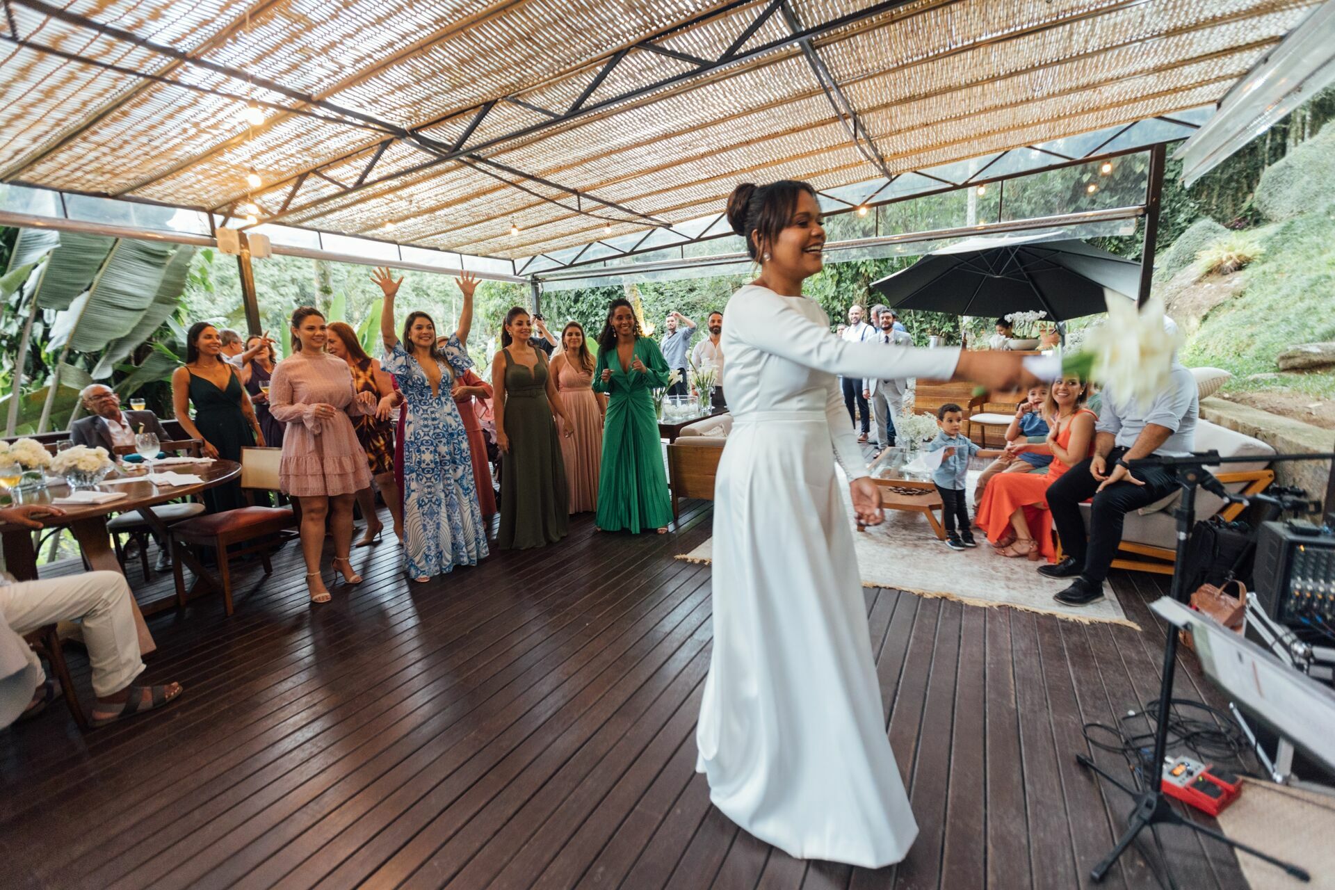 Foto Casamento Larissa e Adam - Igreja N. S. Aparecida e Restaurante Jardim Secreto - Penedo RJ - Imagem 229